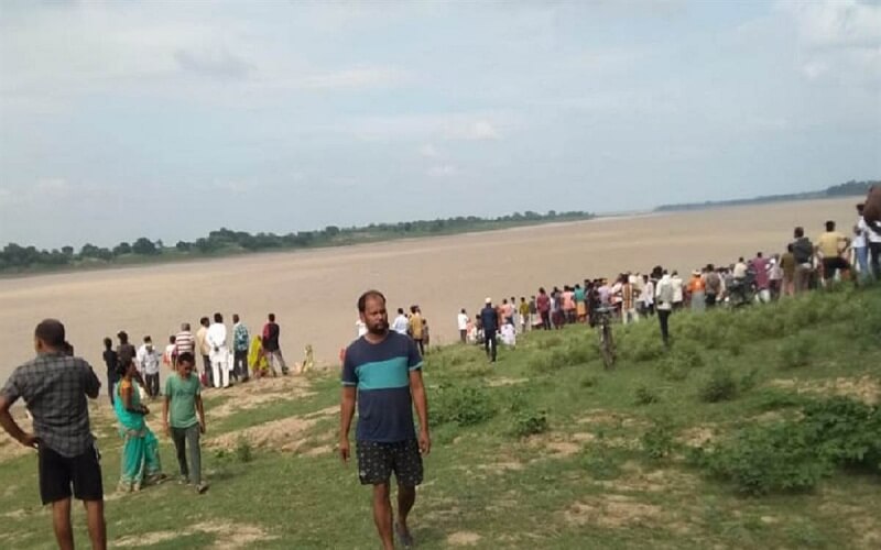 Banda Big Breaking : 30-40 people missing, 4 bodies found after boat capsizes in Yamuna river