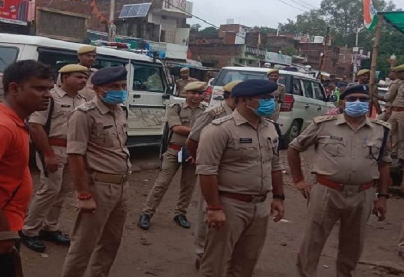 Breaking : Attempt to rob the watchman in Banda, dead body buried under sacks