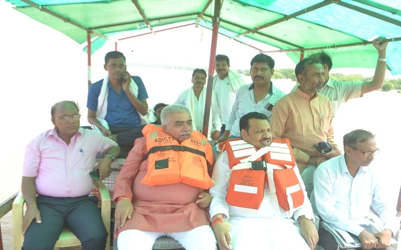UP Flood News Rivers in spate, Minister Sachan in Banda, many more districts affected