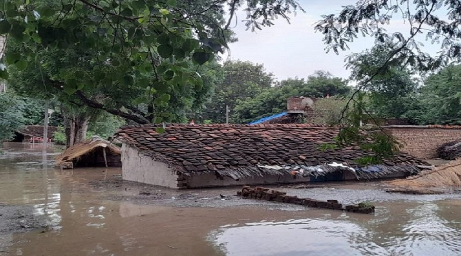 UP Flood News Rivers in spate, Minister Sachan in Banda, many more districts affected