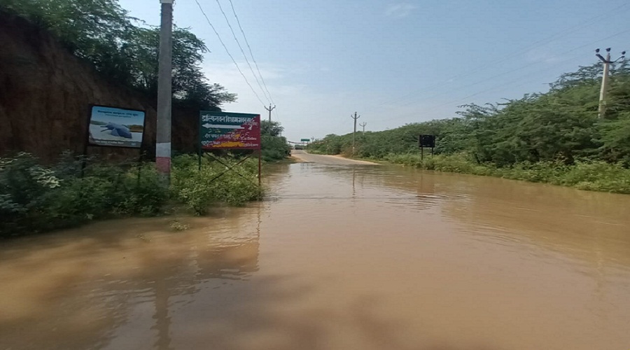 UP Flood News Rivers in spate, Minister Sachan in Banda, many more districts affected