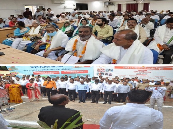 Independence Day celebrated with pomp in Banda, officials hoisted tricolor