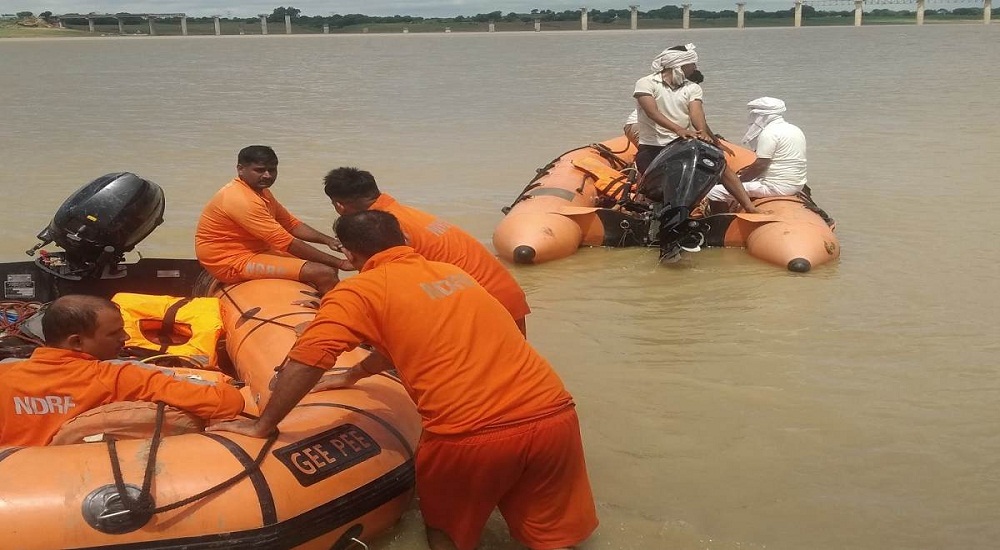 CM Yogi gave 4-4 lakhs to dependents of the deceased in Banda, sent two ministers on spot