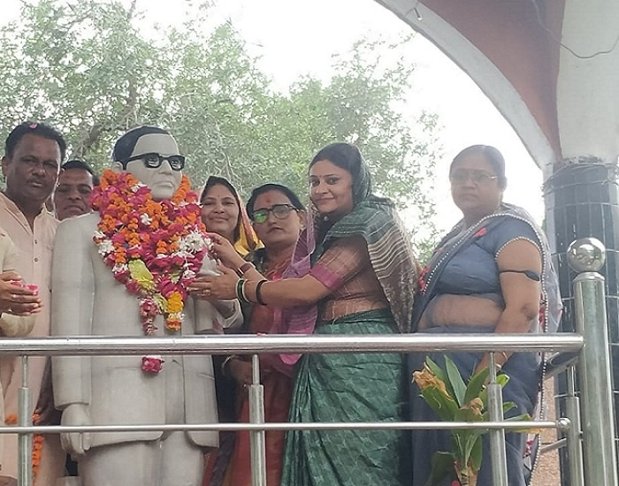 Former zip president garlanded statue of great men in Banda 