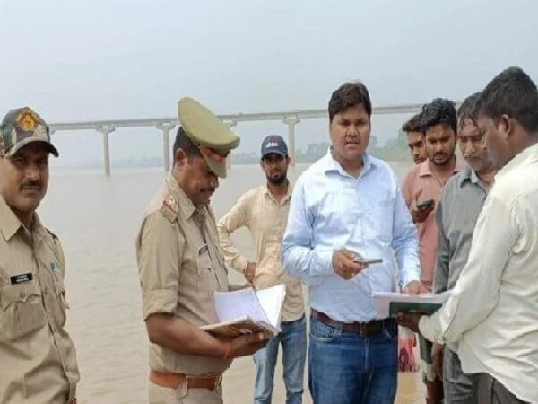 Banda News : 3 friends who went to bathe in Ken river in Banda drowned, 1 drowned