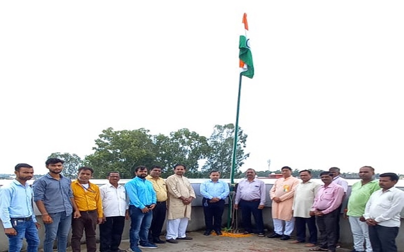 Amroha News : Tricolor hoisted in both units of Norex in Mandi Dhanoura 