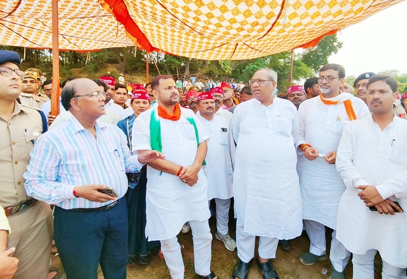 Minister Sanjay Nishad reached Banda, met families of victims along with MLA-MP