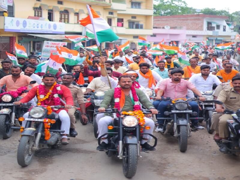 BJP's tricolor yatra in Banda, MLA-MP on bike carrying national flag
