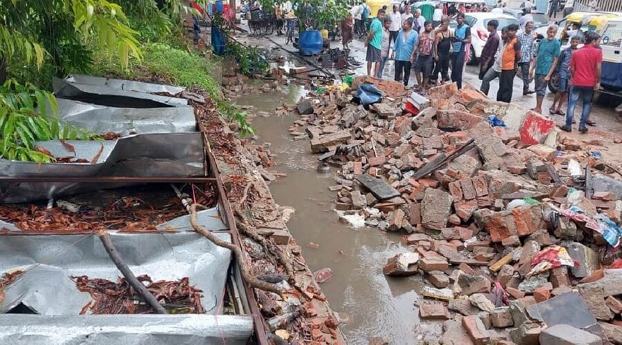Kanpur Breaking : Wall collapsed due to heavy rain at big intersection in Kanpur, 6 people buried, one dead