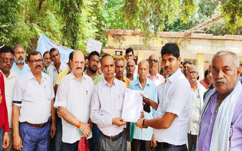 Banda news : Employees raised demand for integration of Jal Nigam, submitted memorandum
