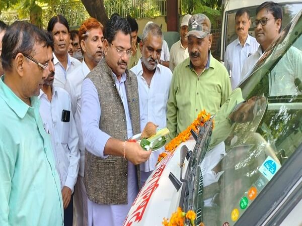 Banda Municipality President Mohan Sahu flagged off heaven plane