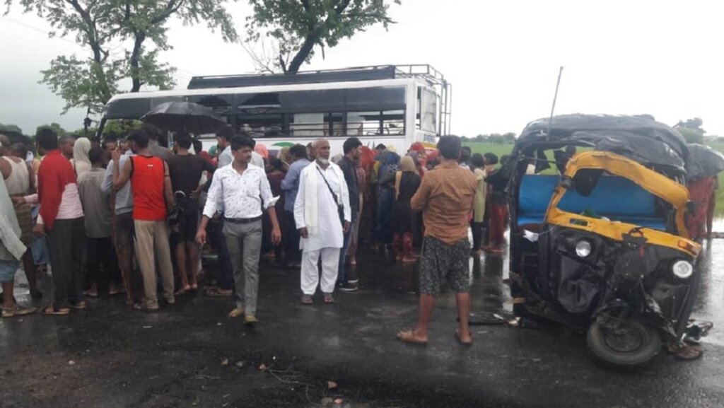 Banda Breaking : 1 killed in bus and auto collision in Banda, crowd jammed