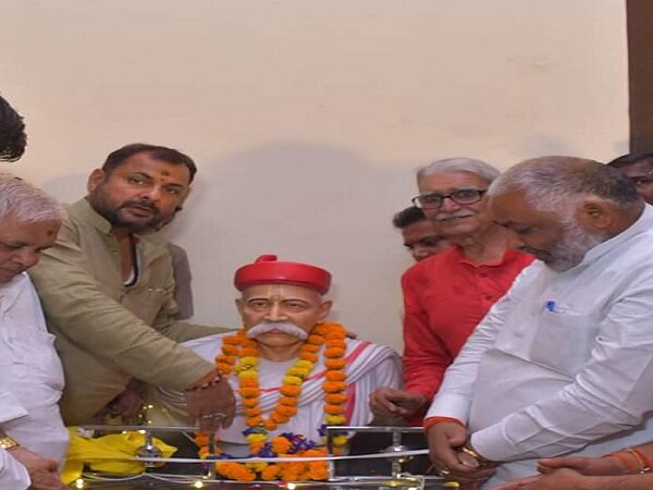 Transport Minister Dayashankar Singh unveiled statue of Bal Gangadhar Tilak in Banda