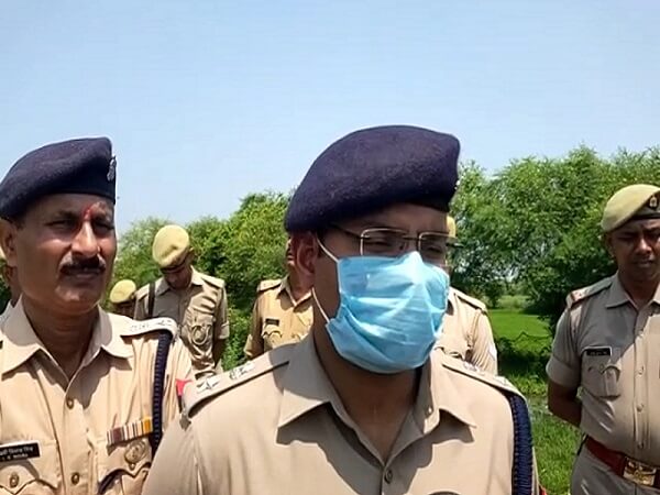 In Banda loving couple was cut off from train family did not agree to marriage