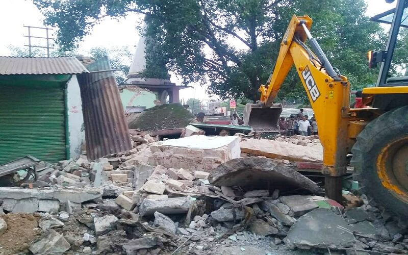 Bulldozer went on at SP office in Banda, work of beautification of Maharana Pratap intersection intensified