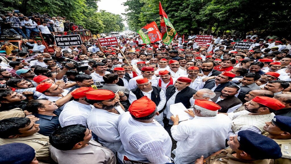 Lucknow : Akhilesh Yadav's dharna on road, members put up dummy house on road