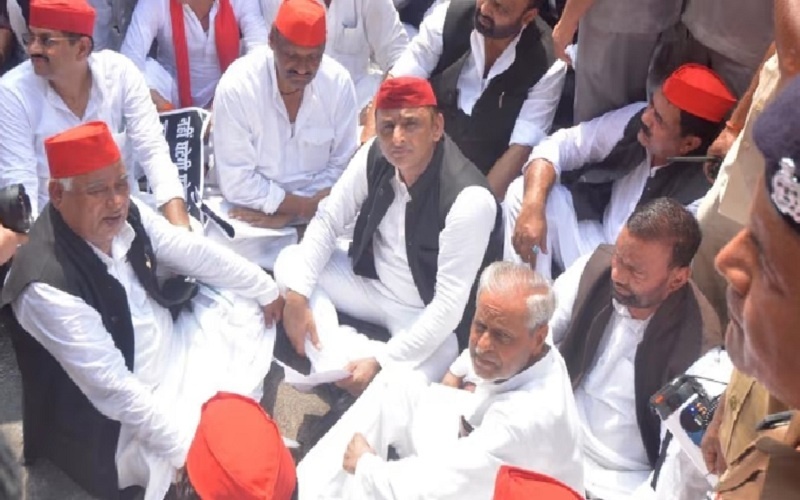Lucknow : Akhilesh Yadav's dharna on road, members put up dummy house on road