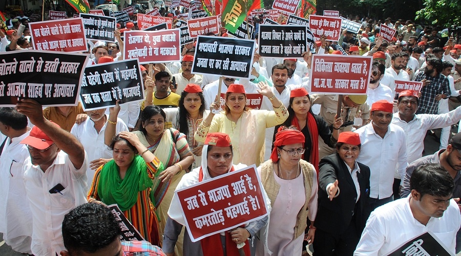 Lucknow : Akhilesh Yadav's dharna on road, members put up dummy house on road