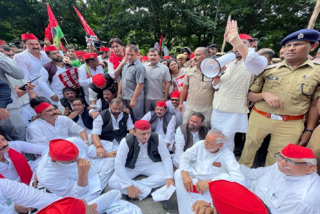 Lucknow : Akhilesh Yadav's dharna on road, members put up dummy house on road