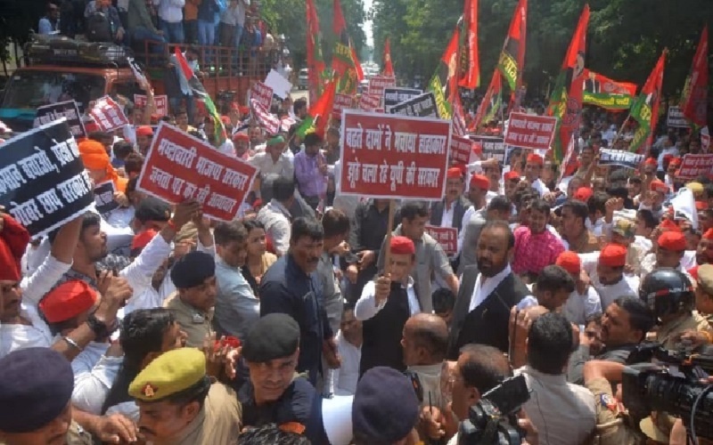 Lucknow : Akhilesh Yadav's dharna on road, members put up dummy house on road