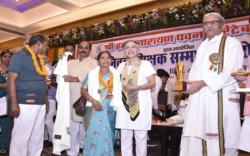 Former MP Annu Tandon honored teachers in Unnao