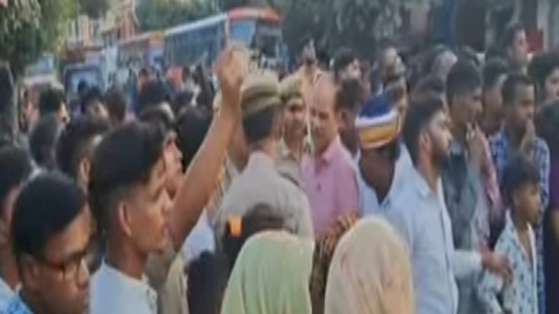 Amroha : Angry relatives road jam of state highway in Mandi Dhanaura, in case of child's death