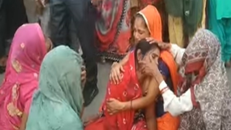 Amroha : Angry relatives road jam of state highway in Mandi Dhanaura, in case of child's death