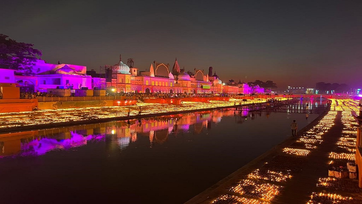 Ayodhya of Lord Shri Ram lit up with 15.76 lakh lamps, PM Modi wishes CM Yogi