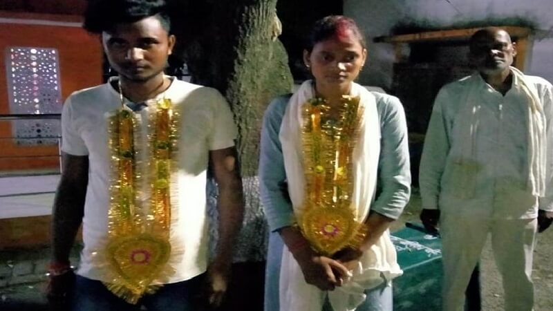 Banda police got married couple married, 7 rounds in temple of police station, read full news