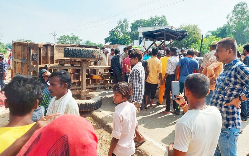 Tractor laden with passengers overturned in Banda, innocent killed and many injured