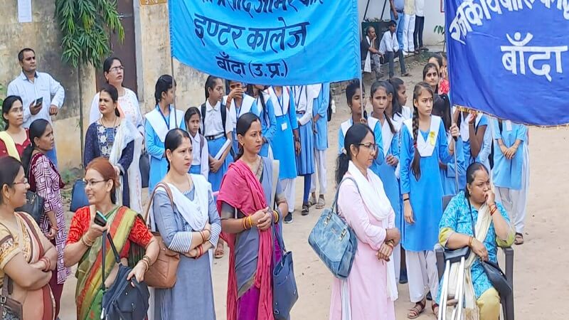 October 2 : Road safety awareness rally of RTO department in Banda, student Pratibha first