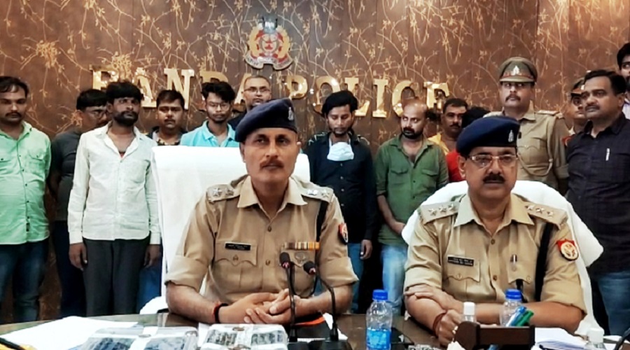 Banda Police caught gambling worth lakhs in the city, read! Who is arrested - who is absconding