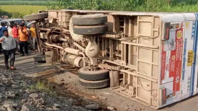 Bijnor : Roadways bus overturns in Bijnor, many passengers injured