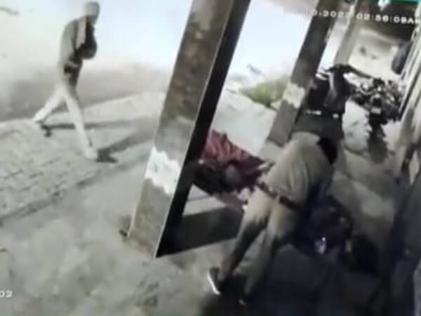 UP : Soldier stole mobile, captured in CCTV footage during patrol