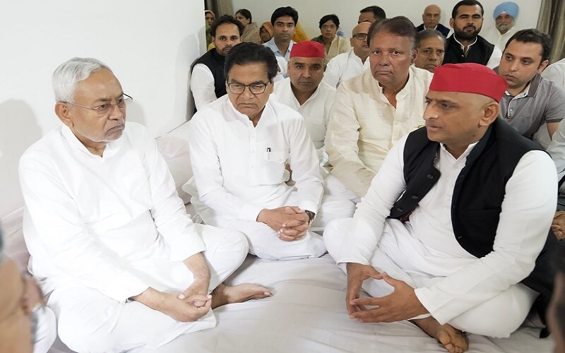 UP News : Nitish Kumar reaches Saifai, pays tribute to Mulayam Singh Yadav