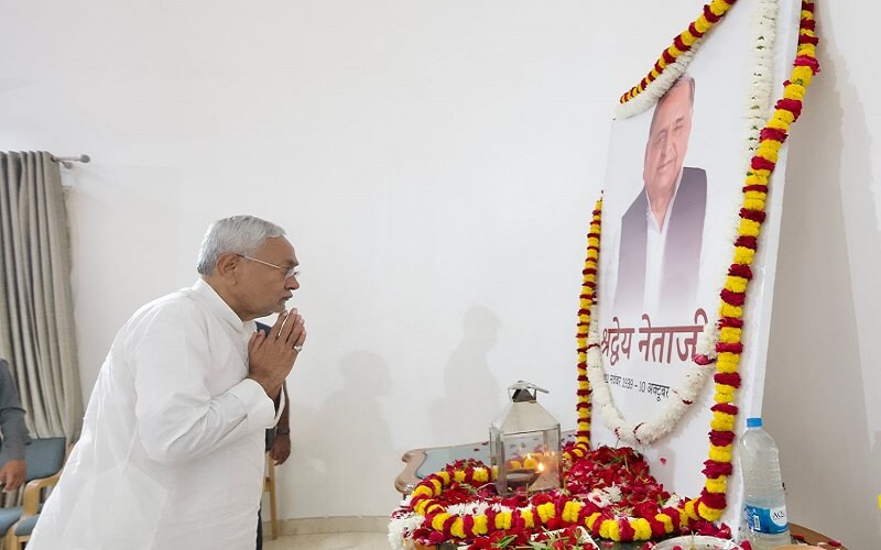 UP News : Nitish Kumar reaches Saifai, pays tribute to Mulayam Singh Yadav