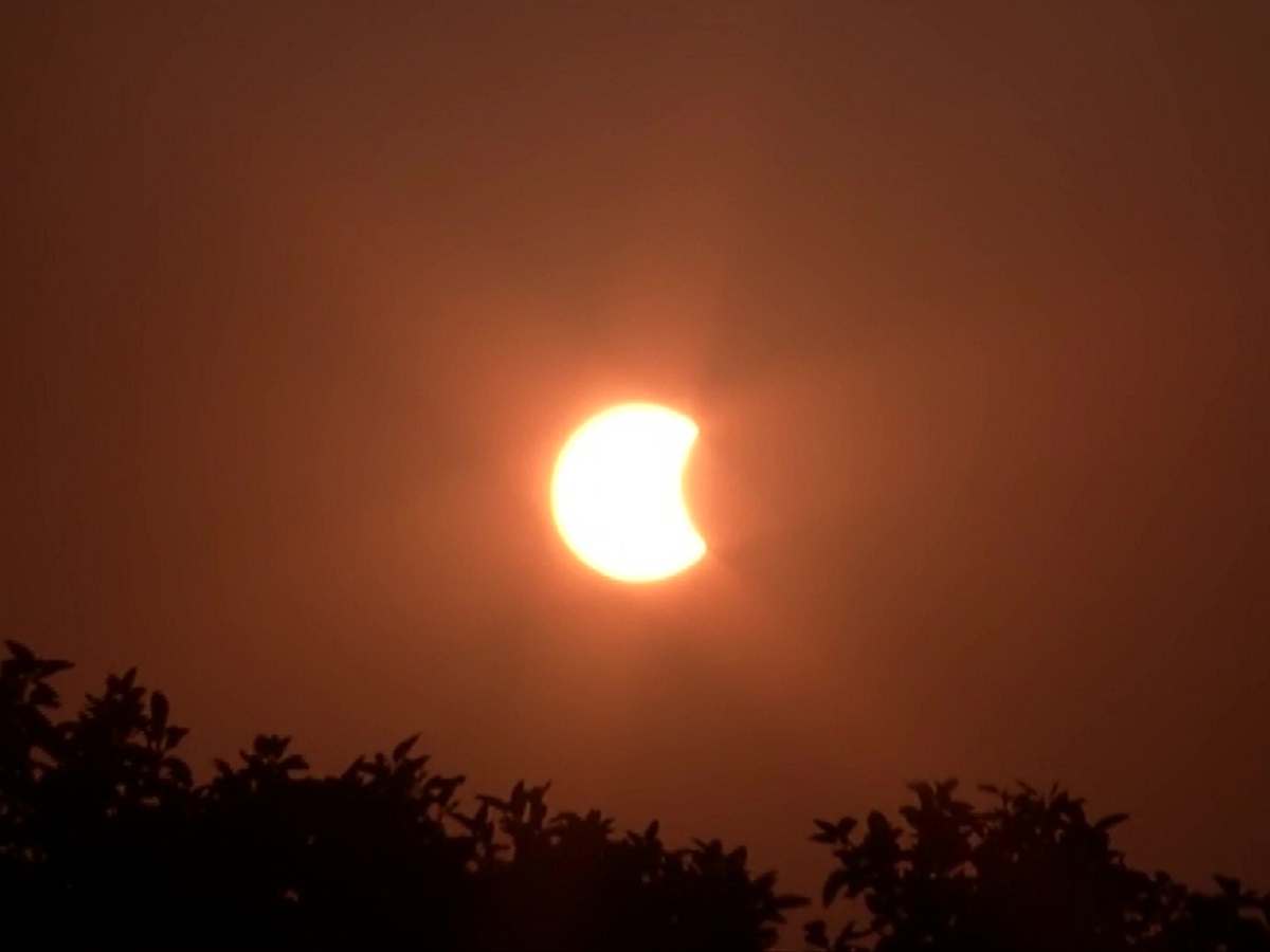 Surya Grahan 2022 : Rare coincidence of solar eclipse, see beautiful photos of last solar eclipse of 2022