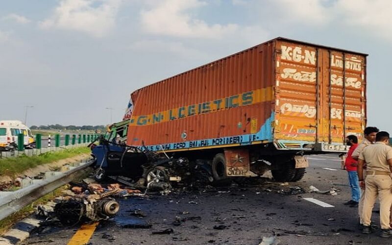 UP : BMW rammed into a container on Purvanchal Expressway in Sultanpur, 4 died on spot 