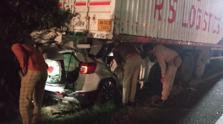 In basti uttar pradesh major accident on highway whole car rammed into standing container, 5 people died