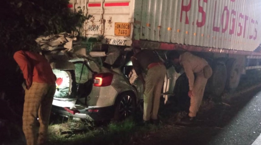 In basti uttar pradesh major accident on  highway whole car rammed into standing container, 5 people died