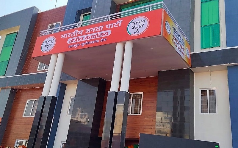 Kanpur : District president unconscious due to punches of BJP woman leader, tries to jump from second floor