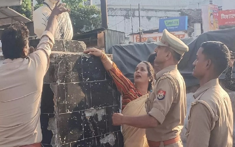 In Banda, mischievous elements painted  grandson black on the statue of former PM Indira Gandhi, Congressmen boiled