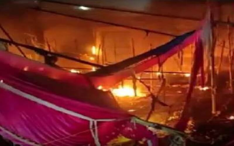 UP : Fire in Puja pandal in Bhadohi 5 including 3 children burnt to death, 67 people scorched