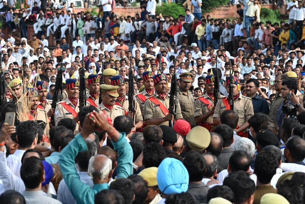 Mulayam merged in Panchatattva, Akhilesh Yadav gave fire