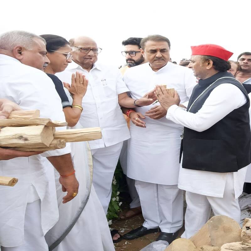 Mulayam merged in Panchatattva, Akhilesh Yadav gave fire