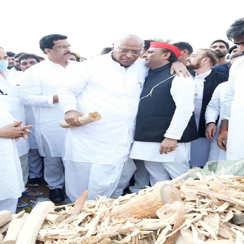 Mulayam merged in Panchatattva, Akhilesh Yadav gave fire