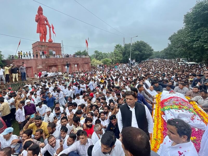 Mulayam merged in Panchatattva, Akhilesh Yadav gave fire