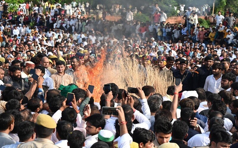 Mulayam merged in Panchatattva, Akhilesh Yadav gave fire