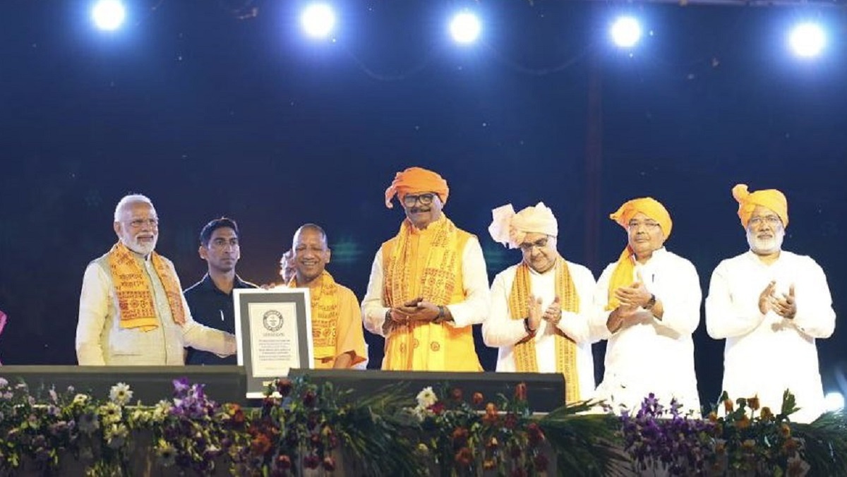 Ayodhya of Lord Shri Ram lit up with 15.76 lakh lamps, PM Modi wishes CM Yogi