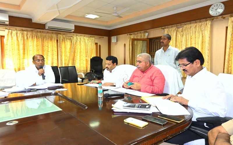 Minister Rakesh Sachan reached Banda, review on crop loss